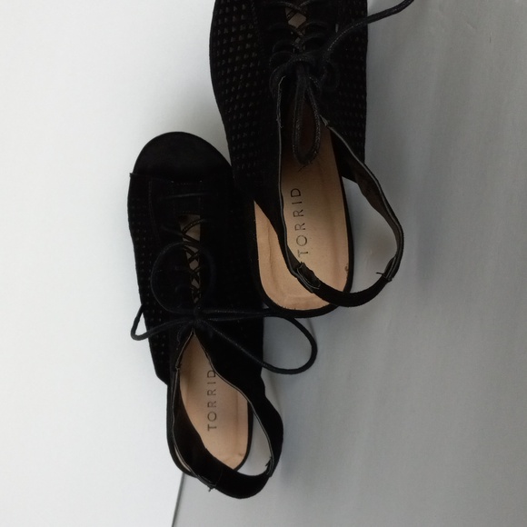 Torrid Black Cutout Faux Suede Cone Bootie Cone Heel Lace-up Wide Width Sz9 - Picture 13 of 16